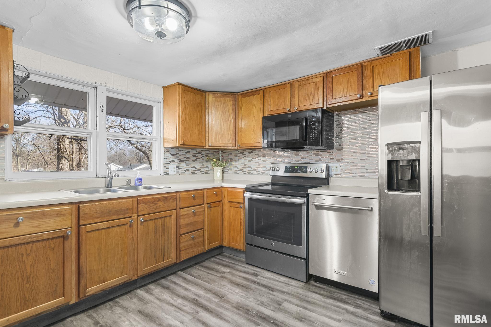 107 3rd Street Pawnee, IL 62558 - Photo 13 of 40