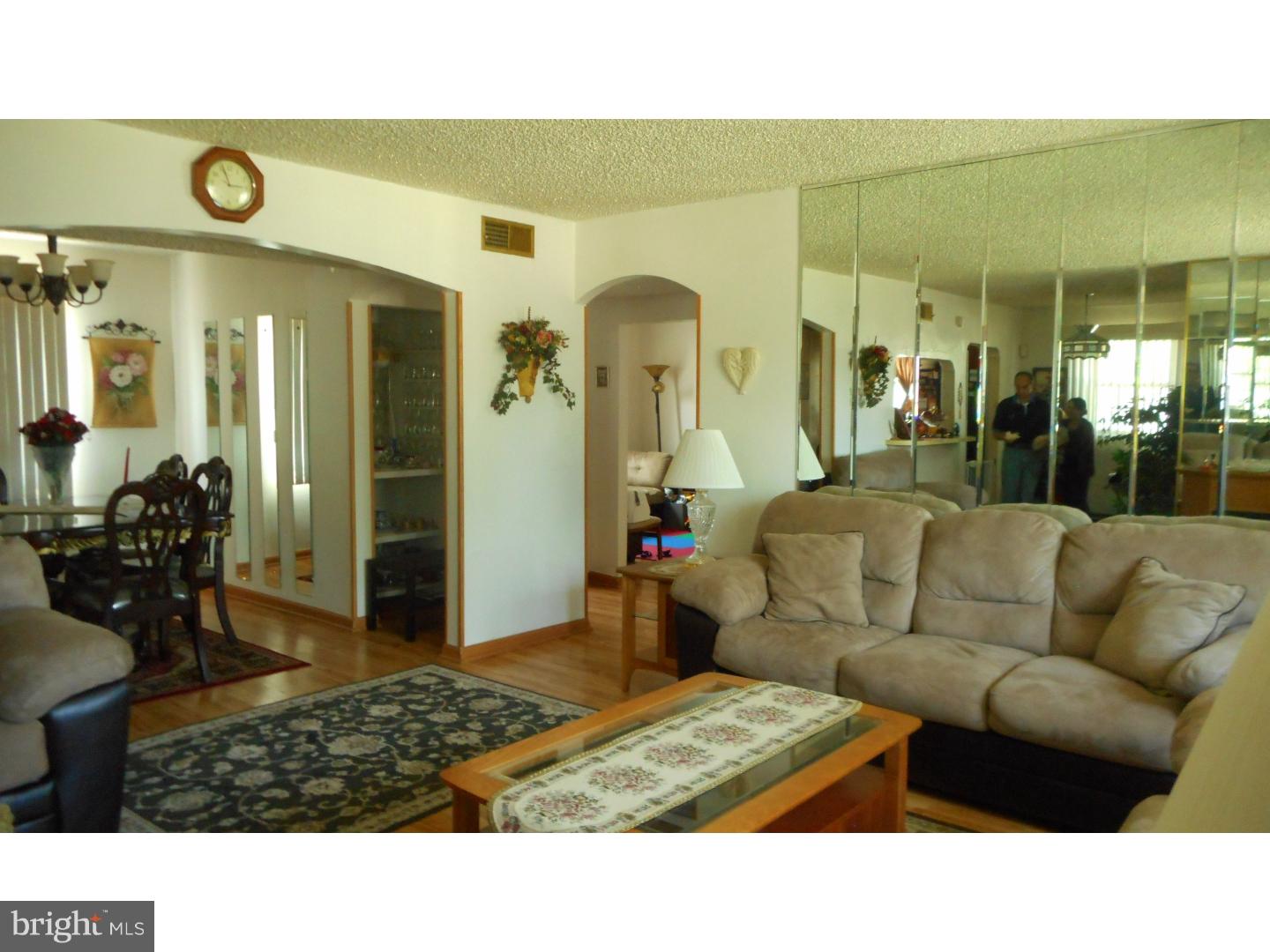 3141 Fordham Road Philadelphia, PA 19114 - Photo 3 of 25 Living Room