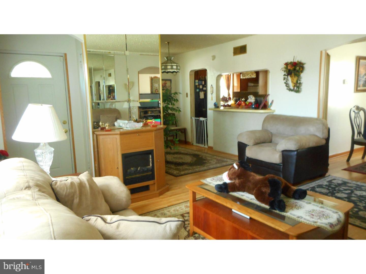 3141 Fordham Road Philadelphia, PA 19114 - Photo 5 of 25 Living Room