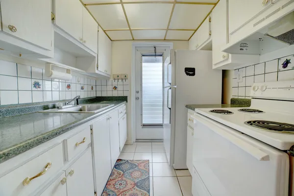 $1,600 | 1117 Lake Terrace, Unit 210, Boynton Beach, FL 33426