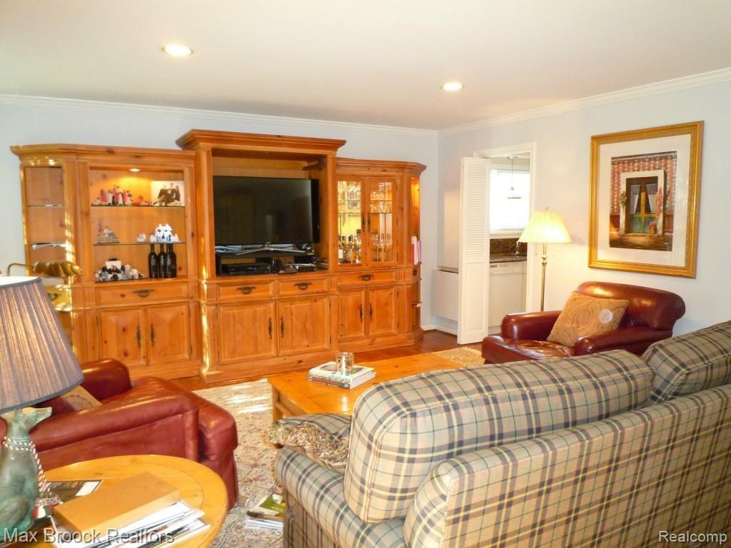 4043 West Maple Road, Unit 101 Bloomfield Hills, MI 48301 - Photo 5 of 34 P1080499.jpg