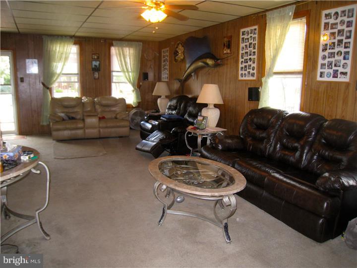 409 Delaware Avenue Riverside, NJ 08075 - Photo 3 of 13 Living Room