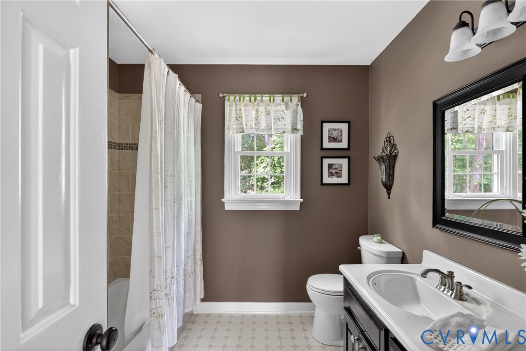 5404 Rock Harbour Road Midlothian, VA 23112 - Photo 40 of 69 Hall Bathroom with dual sinks and tub/shower combo