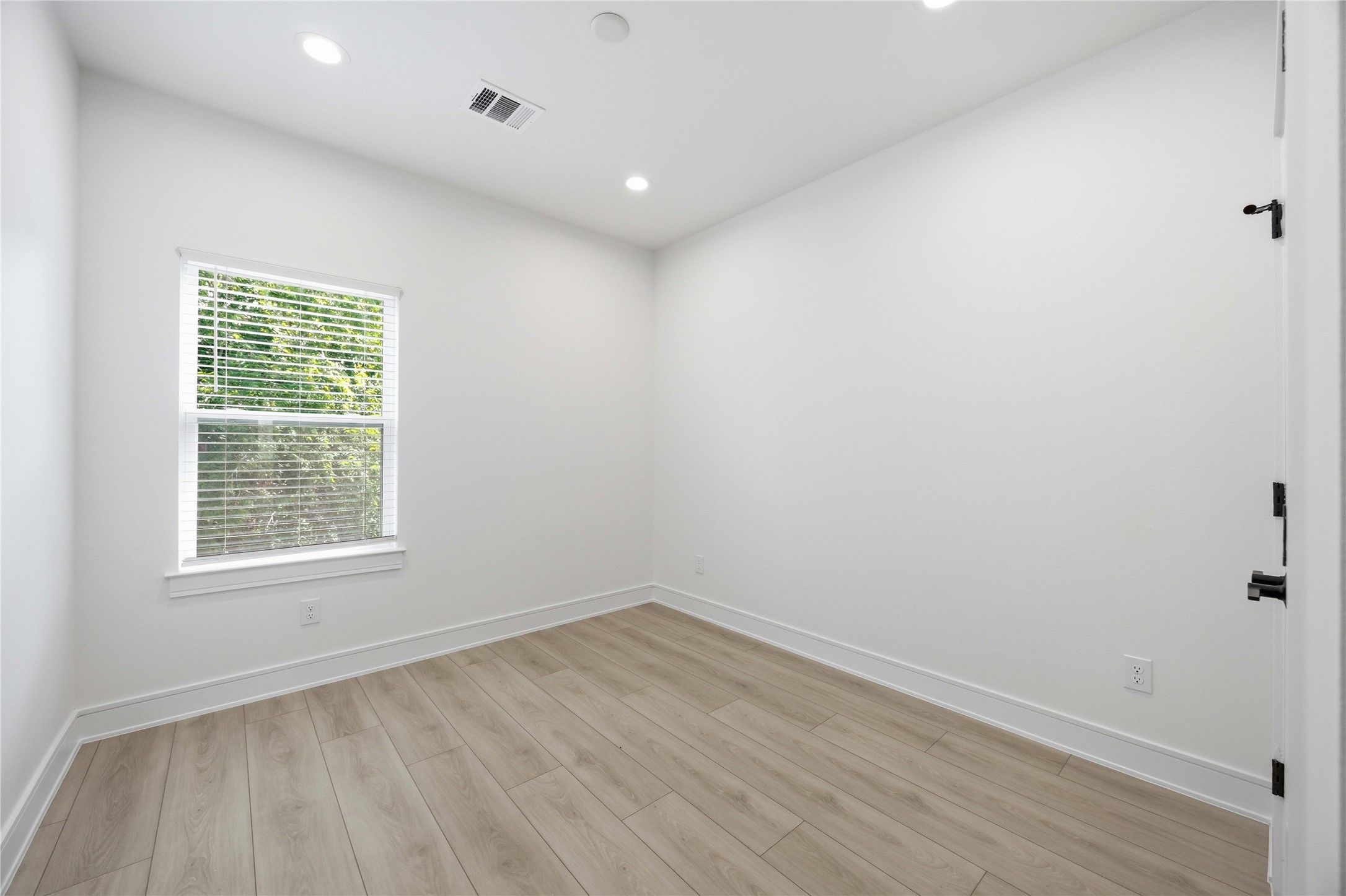 8019 Grandview Street, Unit B Houston, TX 77051 - Photo 20 of 30 an empty room with wooden floor and windows