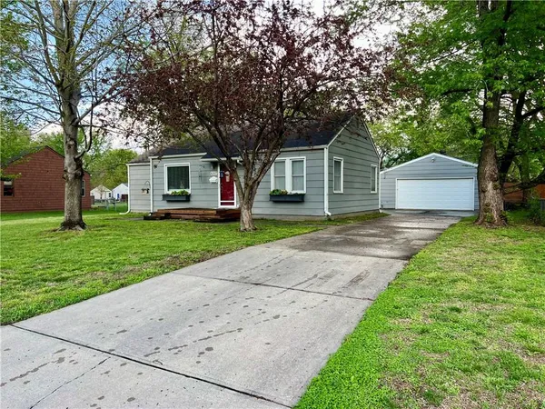 $350,000 | 8207 Hemlock Street, Overland Park, KS 66204