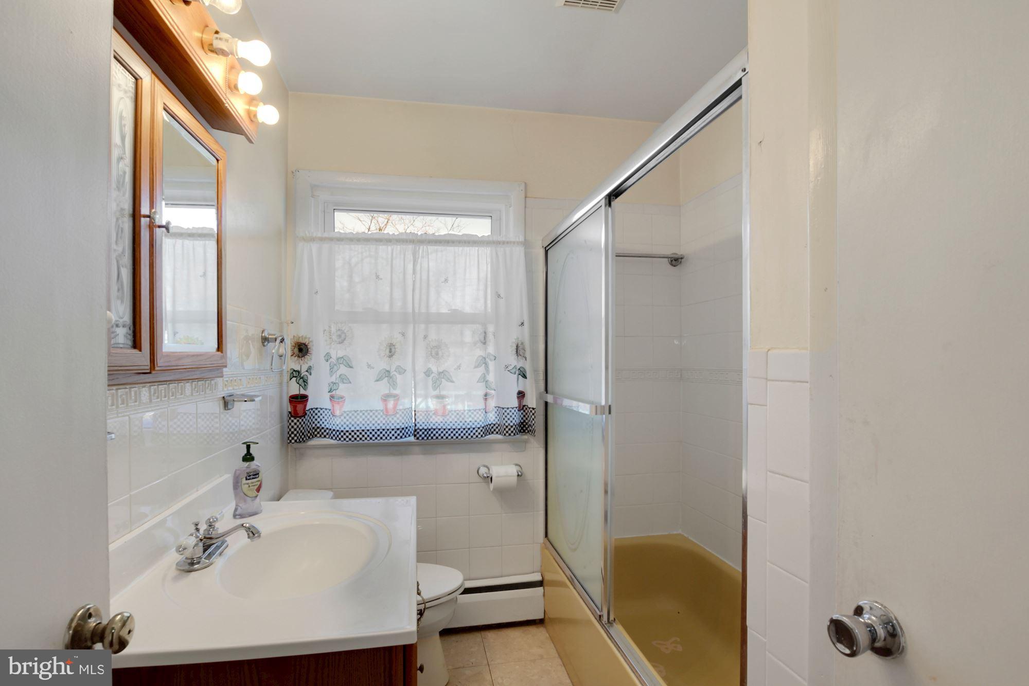 5919 Berwyn Road Berwyn Heights, MD 20740 - Photo 12 of 36 Full upstairs bathroom