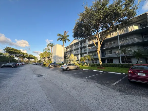 $1,900 | 12500 Southwest 5th Court, Unit 112M, Pembroke Pines, FL 33027