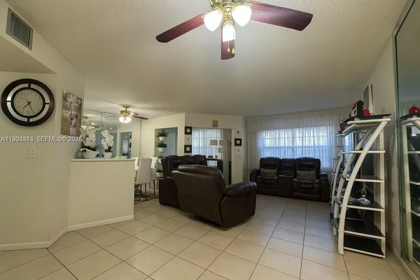$1,900 | 12500 Southwest 5th Court, Unit 112M, Pembroke Pines, FL 33027