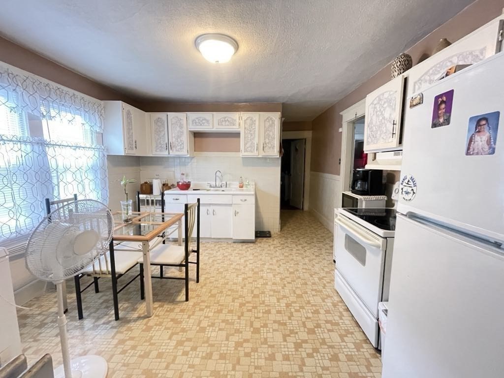 98-100 Fenwick Street Springfield, MA 01109 - Photo 5 of 18 Gallery Image 5
