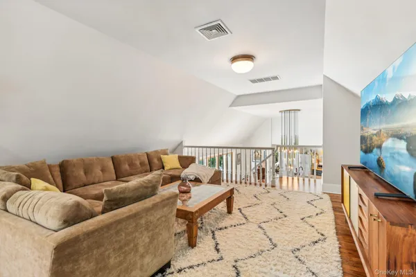 $2,495,000 | 17 Oak Meadow Lane, Bellport, NY 11713