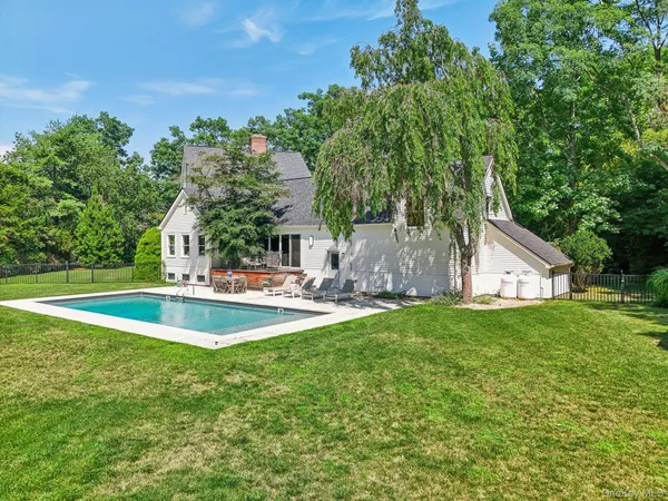 $2,495,000 | 17 Oak Meadow Lane, Bellport, NY 11713