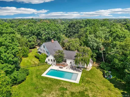 $2,495,000 | 17 Oak Meadow Lane, Bellport, NY 11713
