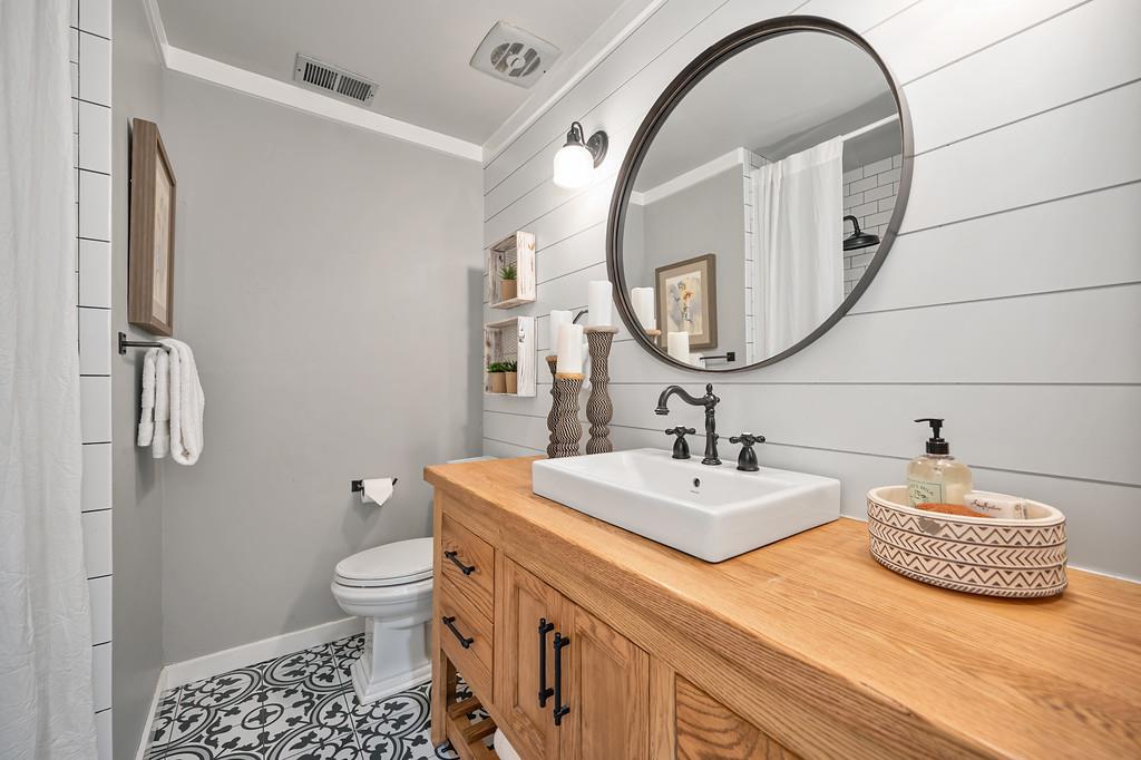 3875 Oak Tree Lane Loomis, CA 95650 - Photo 27 of 47 Full guest bath
