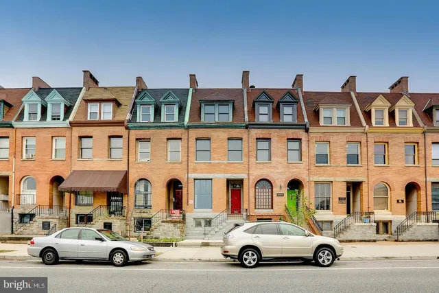a car parked in front of a building