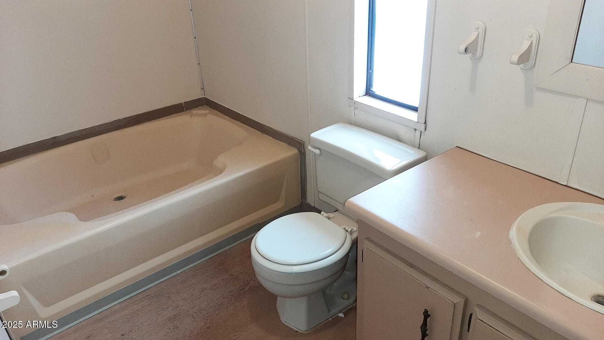 992-998 South Sycamore Street Payson, AZ 85541 - Photo 32 of 72 T2 Main Bathroom