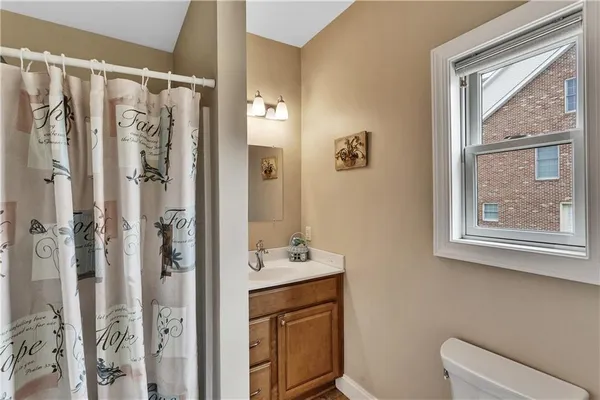 $749,900 | 1010 Country Club Drive, Jeannette, PA 15644