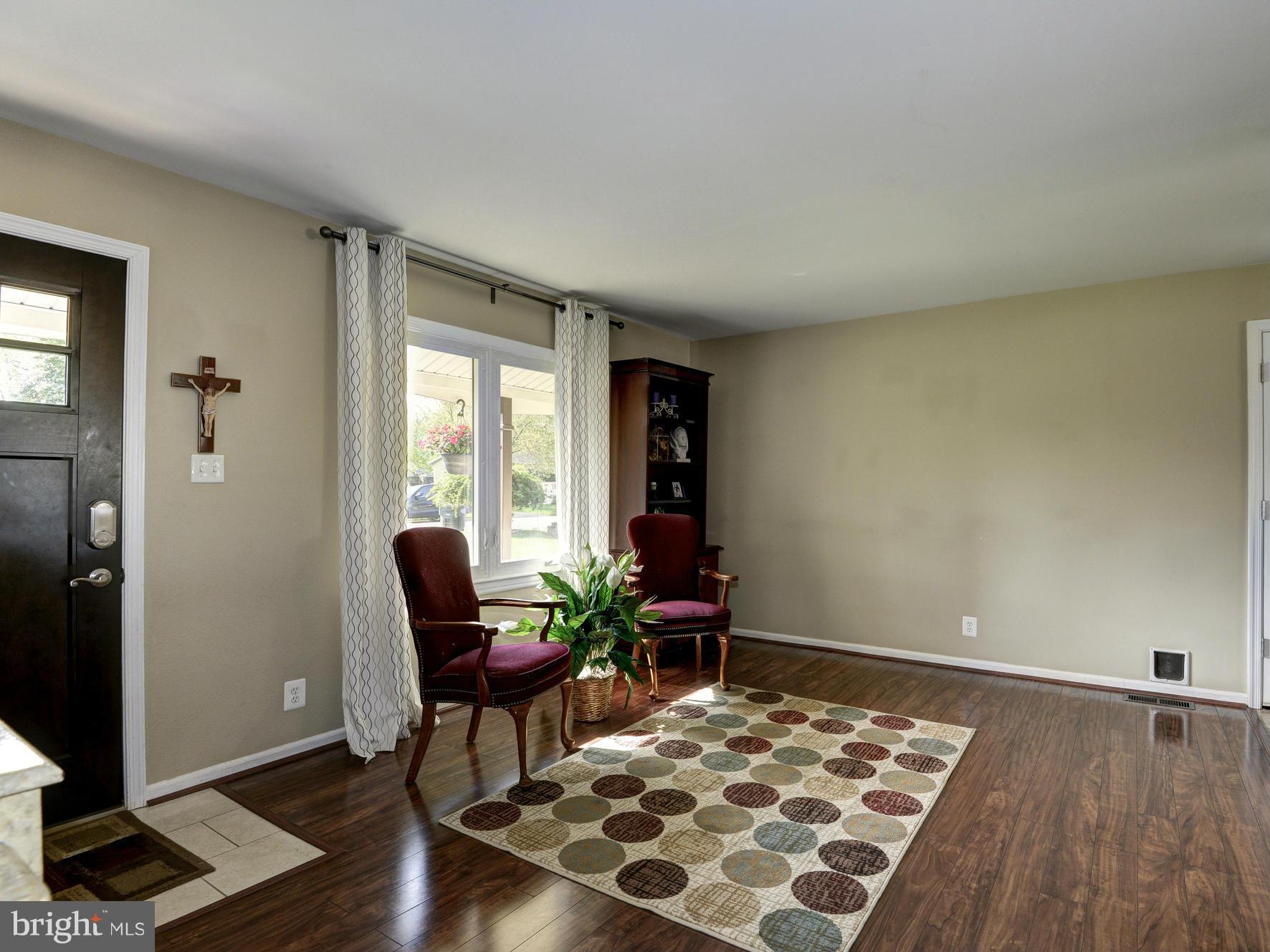 117 North Hickory Road Sterling, VA 20164 - Photo 3 of 25 Living Room