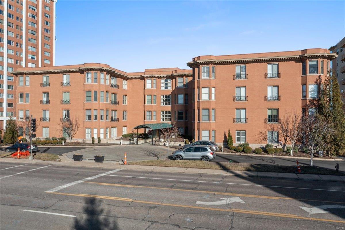 750 South Hanley Road, Unit 470 St. Louis, MO 63105 - Photo 3 of 41 Gallery Image 3