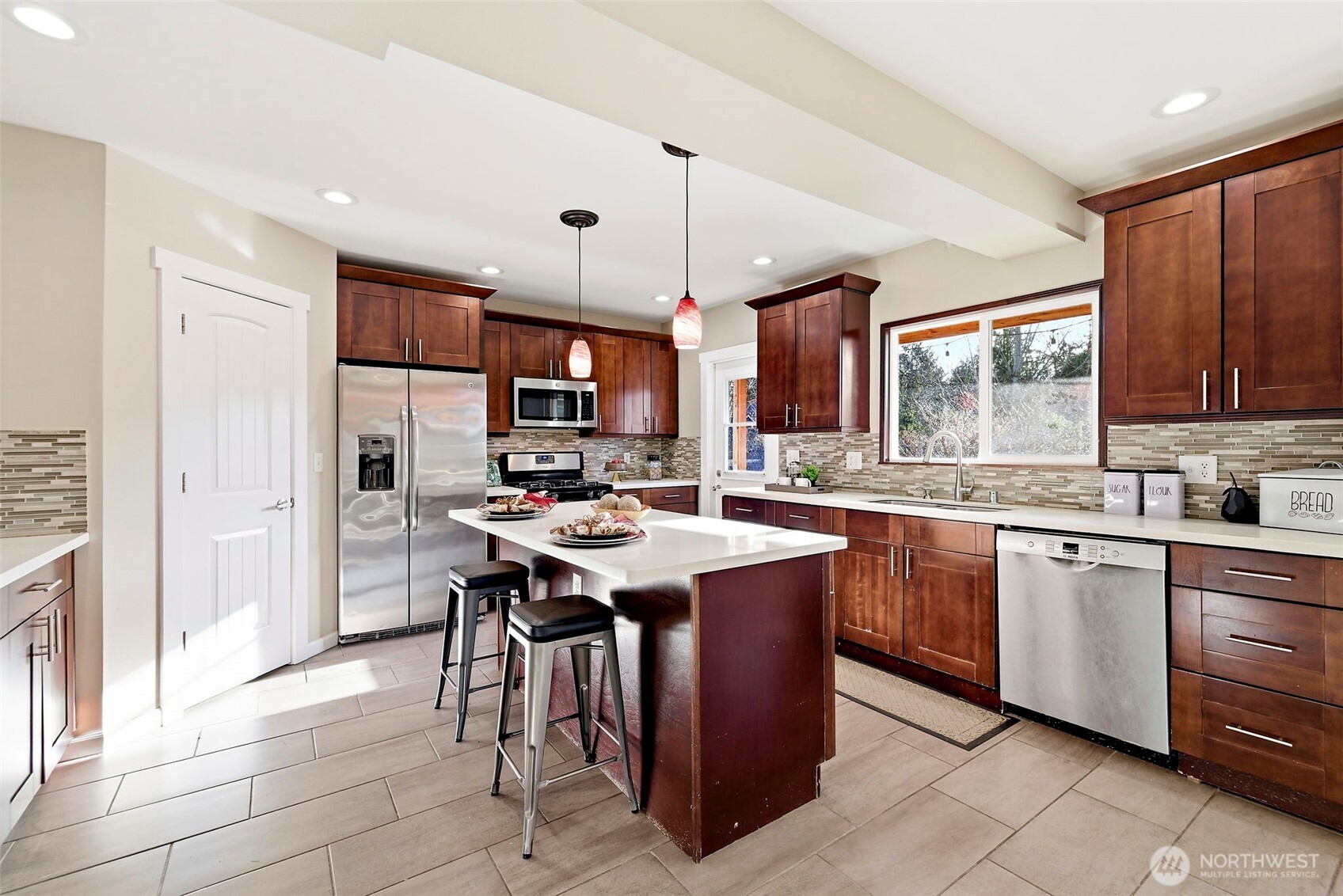 8722 Hamlet Avenue South Seattle, WA 98118 - Photo 15 of 40