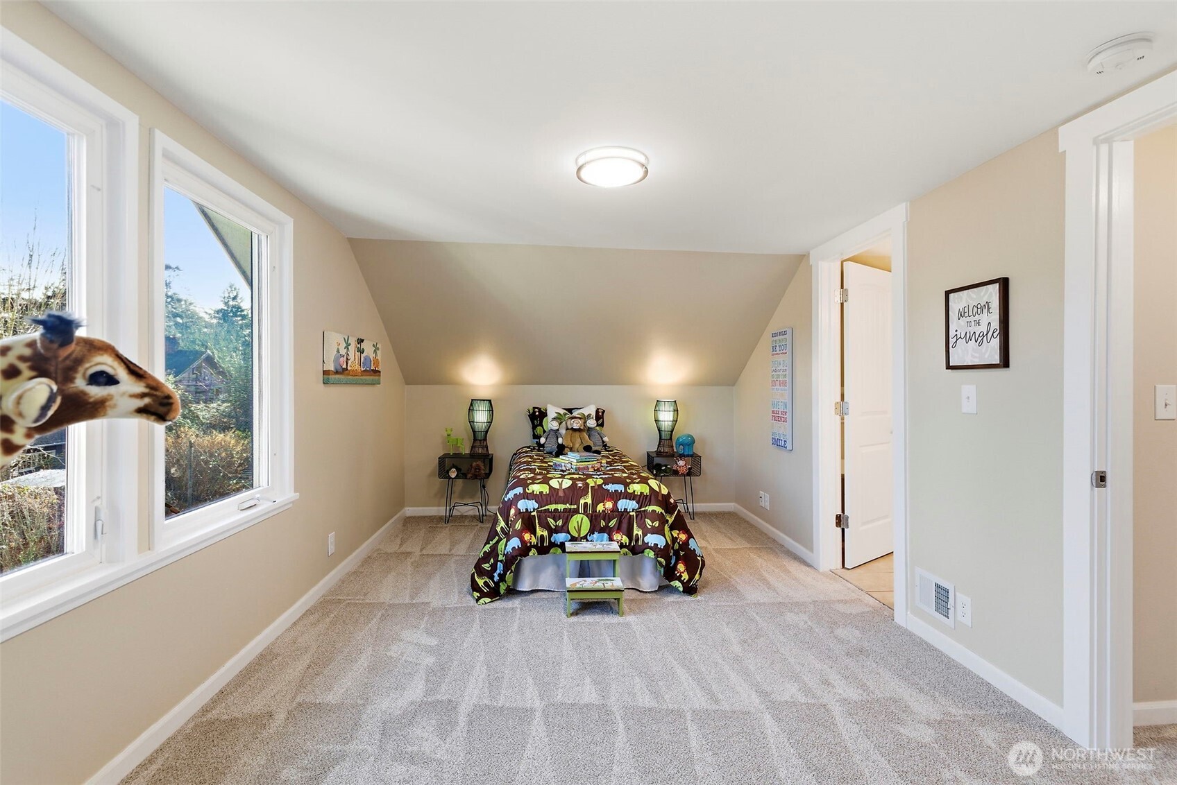 8722 Hamlet Avenue South Seattle, WA 98118 - Photo 21 of 40