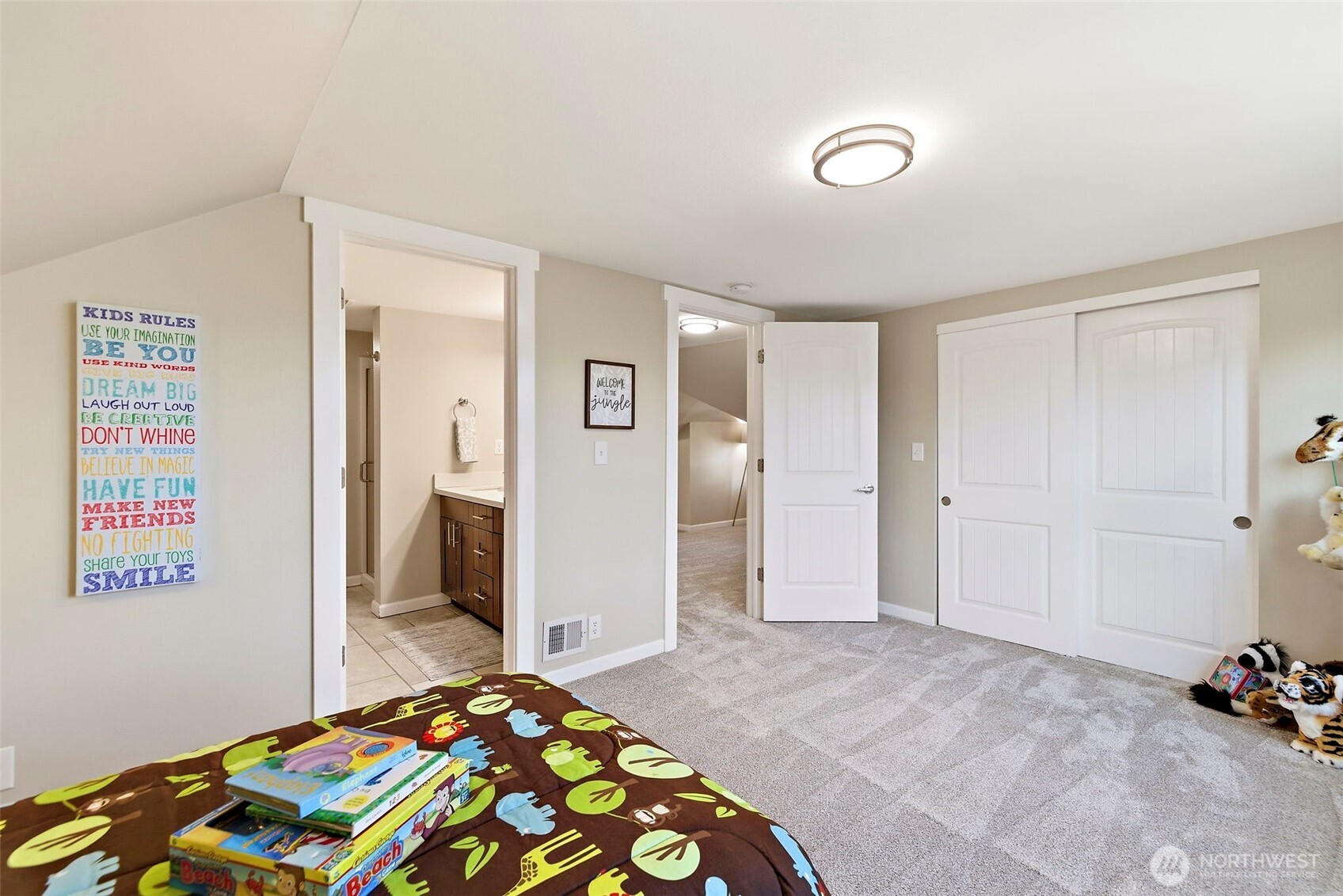 8722 Hamlet Avenue South Seattle, WA 98118 - Photo 22 of 40