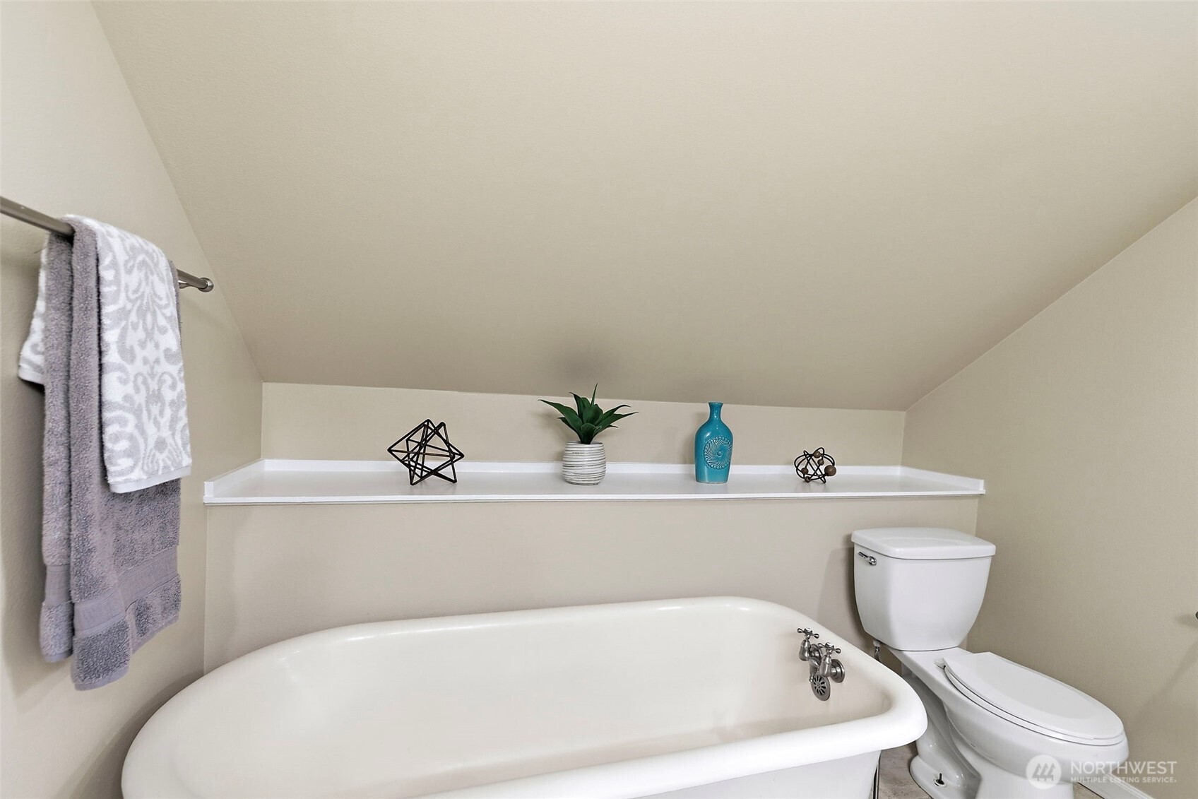 8722 Hamlet Avenue South Seattle, WA 98118 - Photo 29 of 40