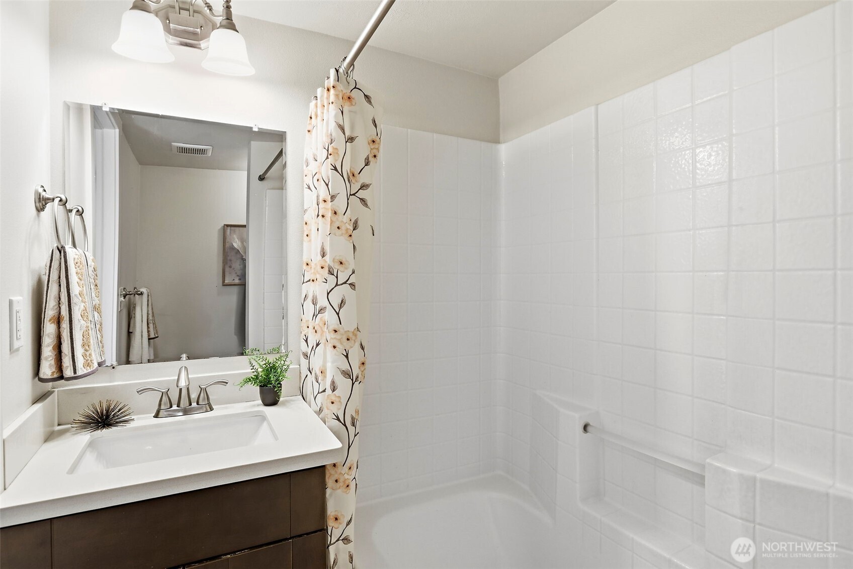 8722 Hamlet Avenue South Seattle, WA 98118 - Photo 35 of 40