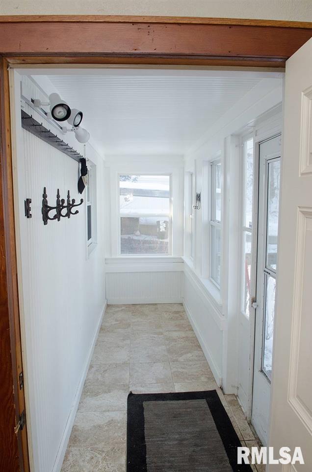 4622 Rockingham Road Davenport, IA 52802 - Photo 4 of 19 Gallery Image 4