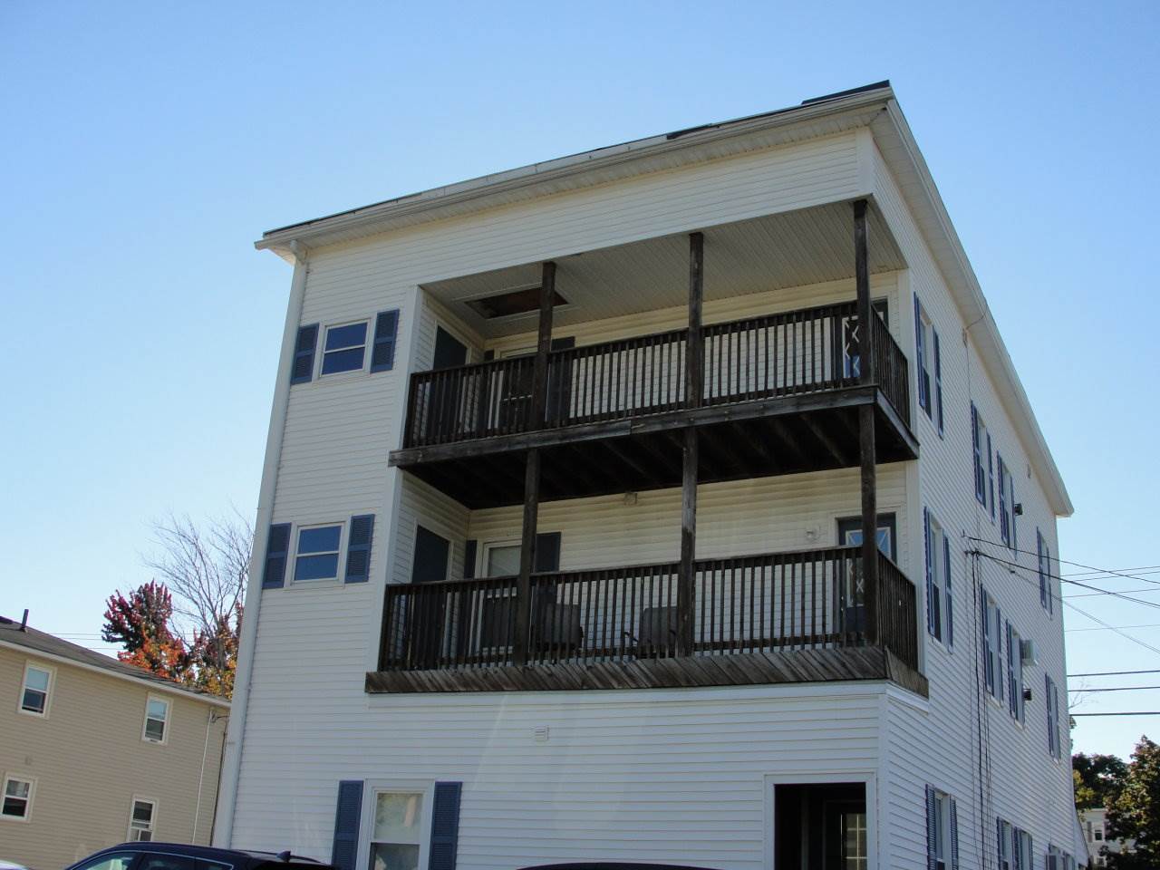 311 Calef Road Manchester, NH 03103 - Photo 3 of 40