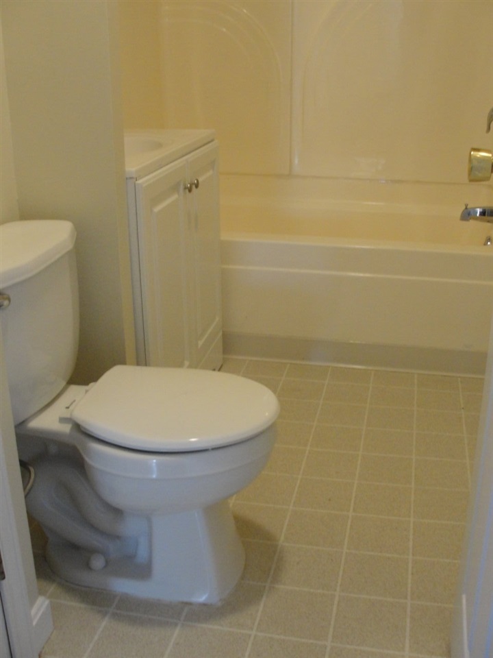 311 Calef Road Manchester, NH 03103 - Photo 9 of 40