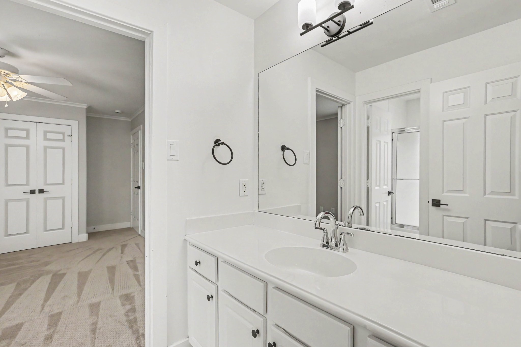 1470 Springrock Lane, Unit 6 Houston, TX 77055 - Photo 22 of 31 Jack and jill bathroom located between the two secondary bedrooms.