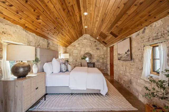 a view of backyard of the house