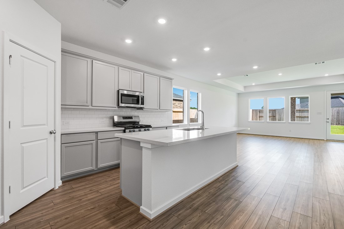 1127 Buffalo Run Tomball, TX 77375 - Photo 2 of 33 1127 Buffalo Run ~ Ready Now