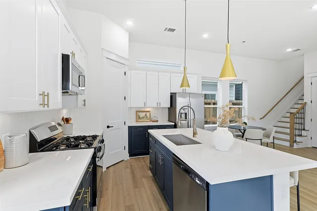 $2,400 | 8919 Sunshine Laverne Lane, Houston, TX 77080