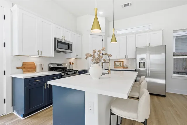 $2,400 | 8919 Sunshine Laverne Lane, Houston, TX 77080