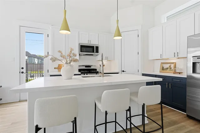 $2,400 | 8919 Sunshine Laverne Lane, Houston, TX 77080