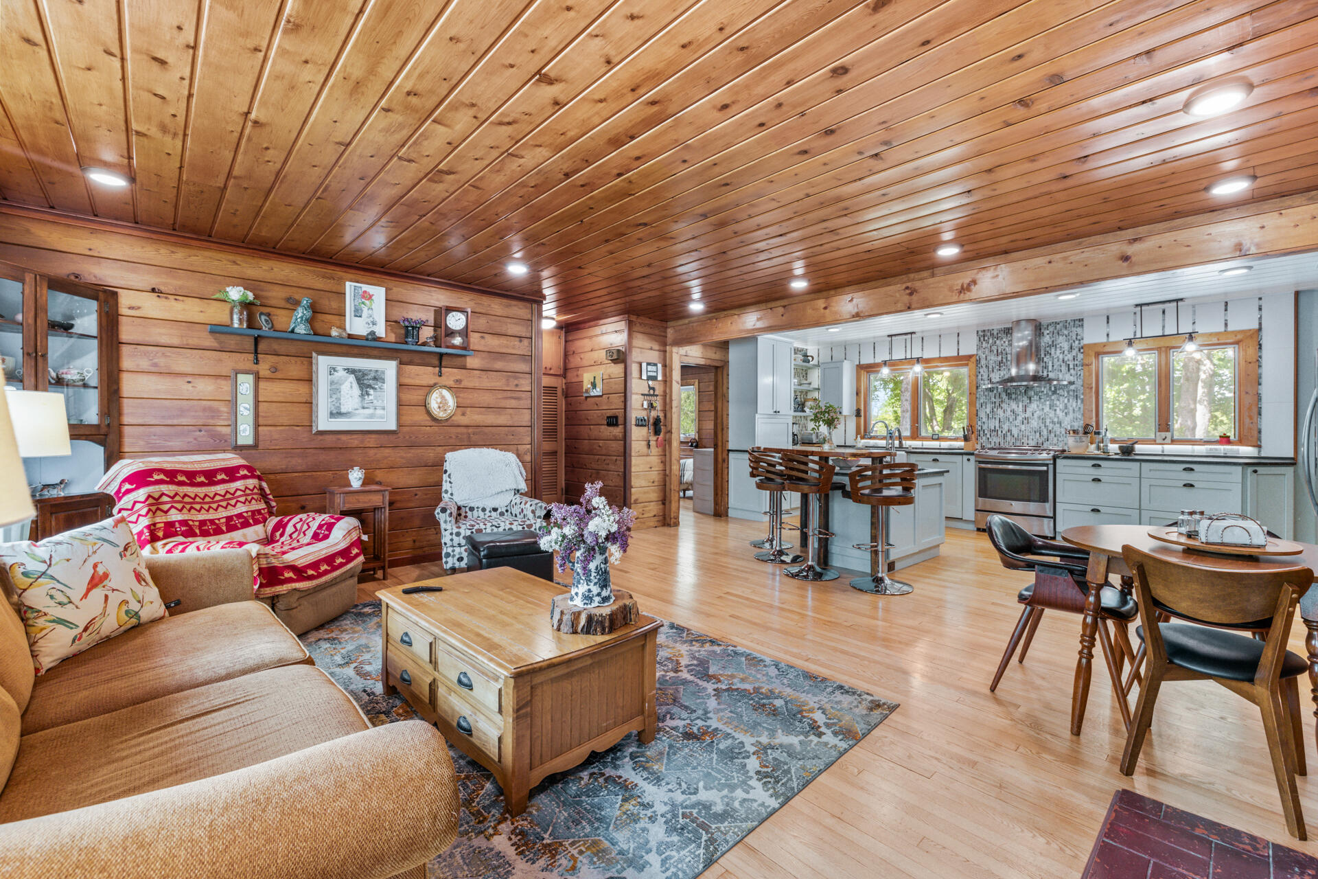 7124 Pioneer Road Cedarburg, WI 53012 - Photo 5 of 32 Living Room