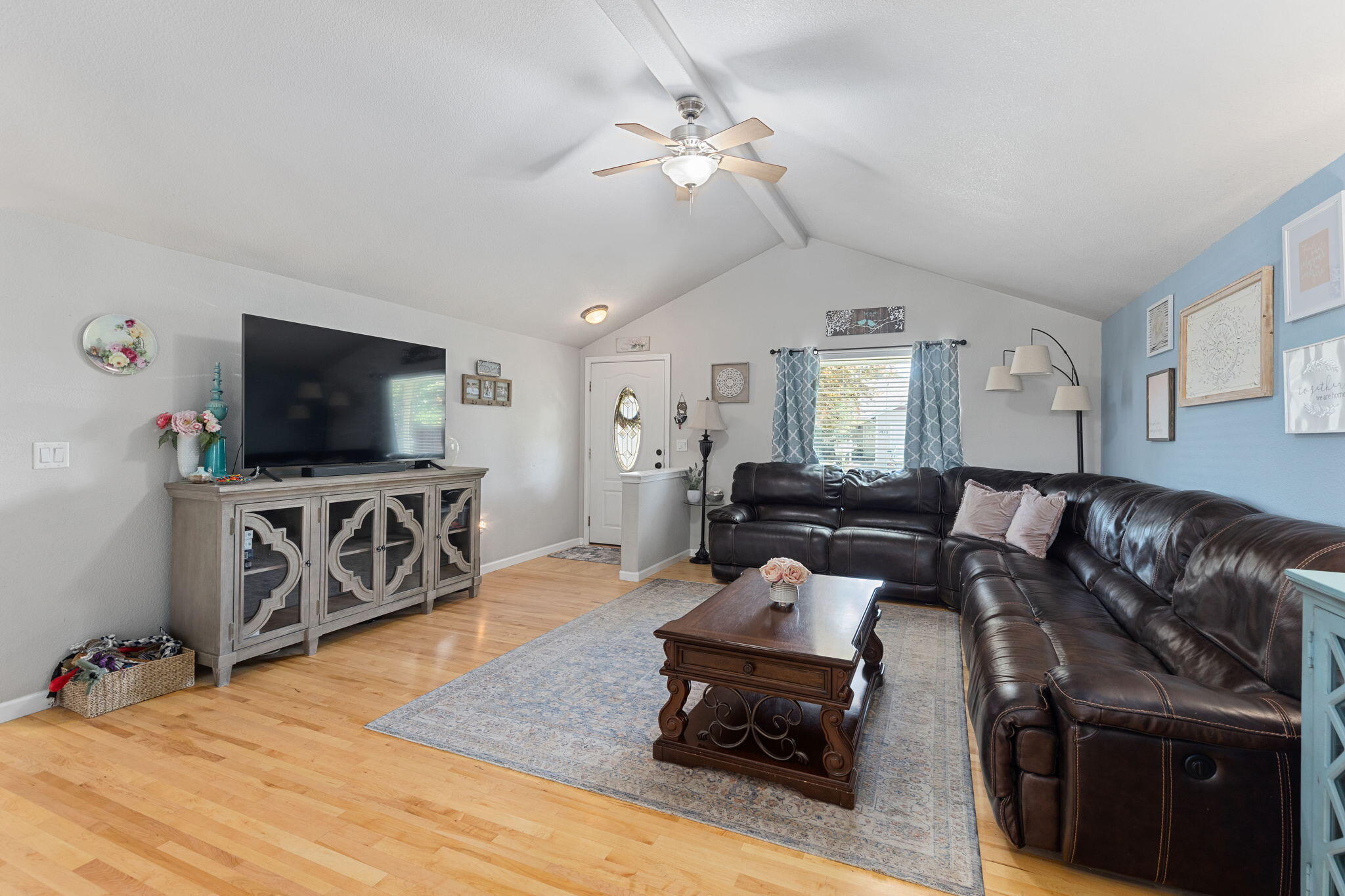 1214 Twin Rocks Drive Central Point, OR 97502 - Photo 6 of 20 Open living room