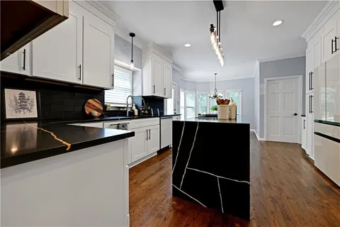 $750,000 | 5005 West 131st Street, Leawood, KS 66209