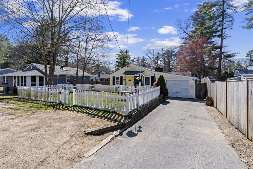 10 Beach Road Pembroke, MA 02359 - Photo 2 of 37