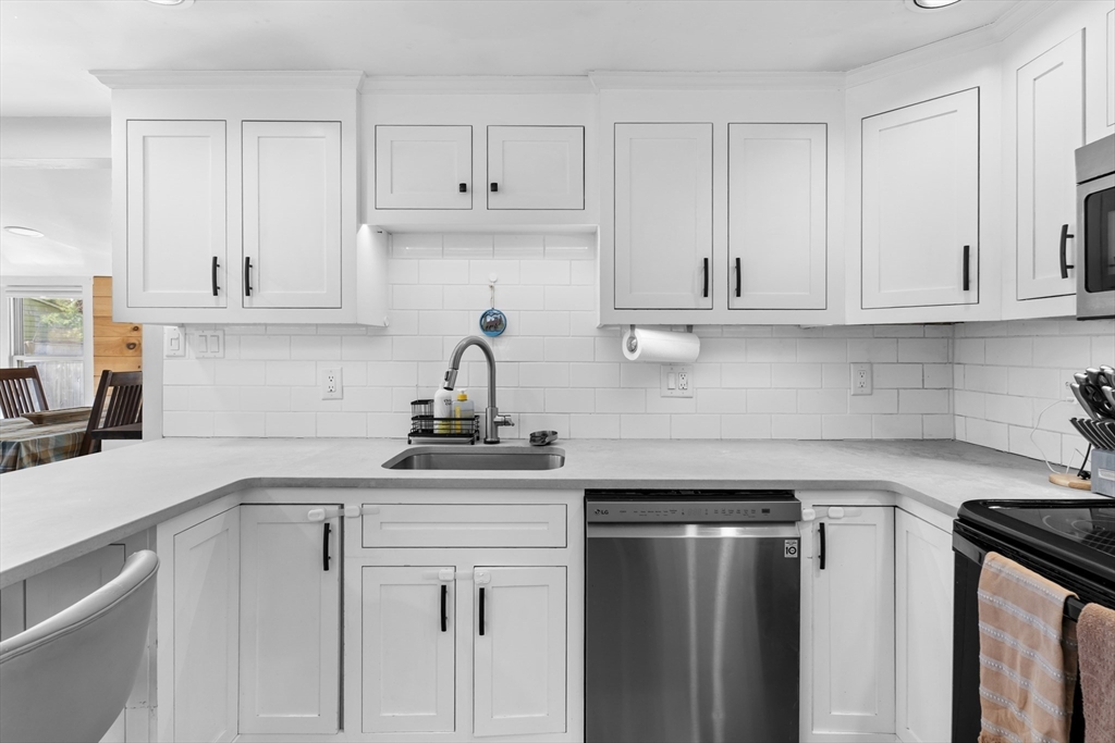 10 Beach Road Pembroke, MA 02359 - Photo 7 of 37