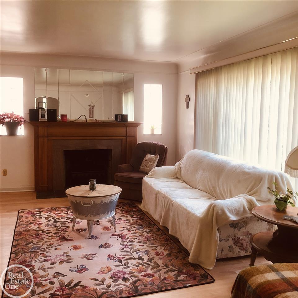 677 Vernier Road Grosse Pointe, MI 48236 - Photo 2 of 12 50015479-1.JPG