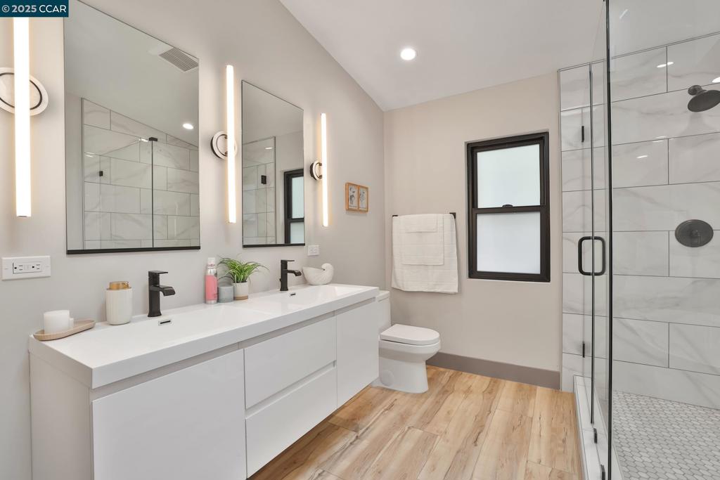 946 Risa Road Lafayette, CA 94549 - Photo 10 of 34 Master Bathroom
