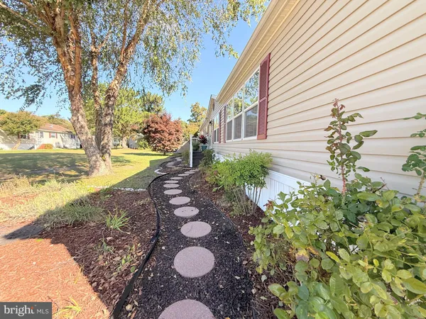 a view of a house with backyard
