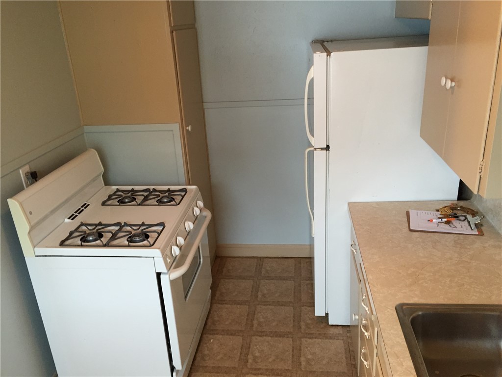 611 West 37th Street, Unit B Austin, TX 78705 - Photo 4 of 9 a kitchen with a stove and a refrigerator