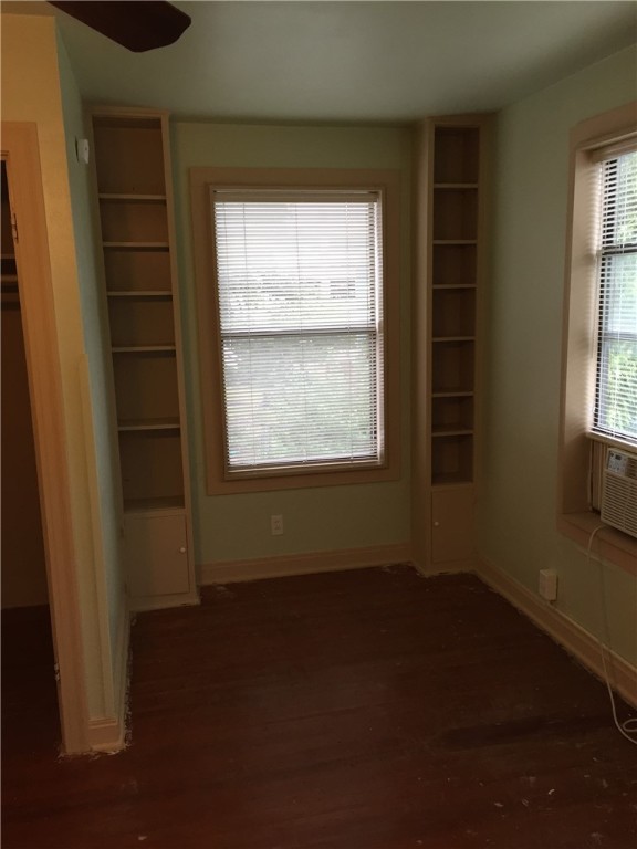 611 West 37th Street, Unit B Austin, TX 78705 - Photo 6 of 9 an empty room with a window