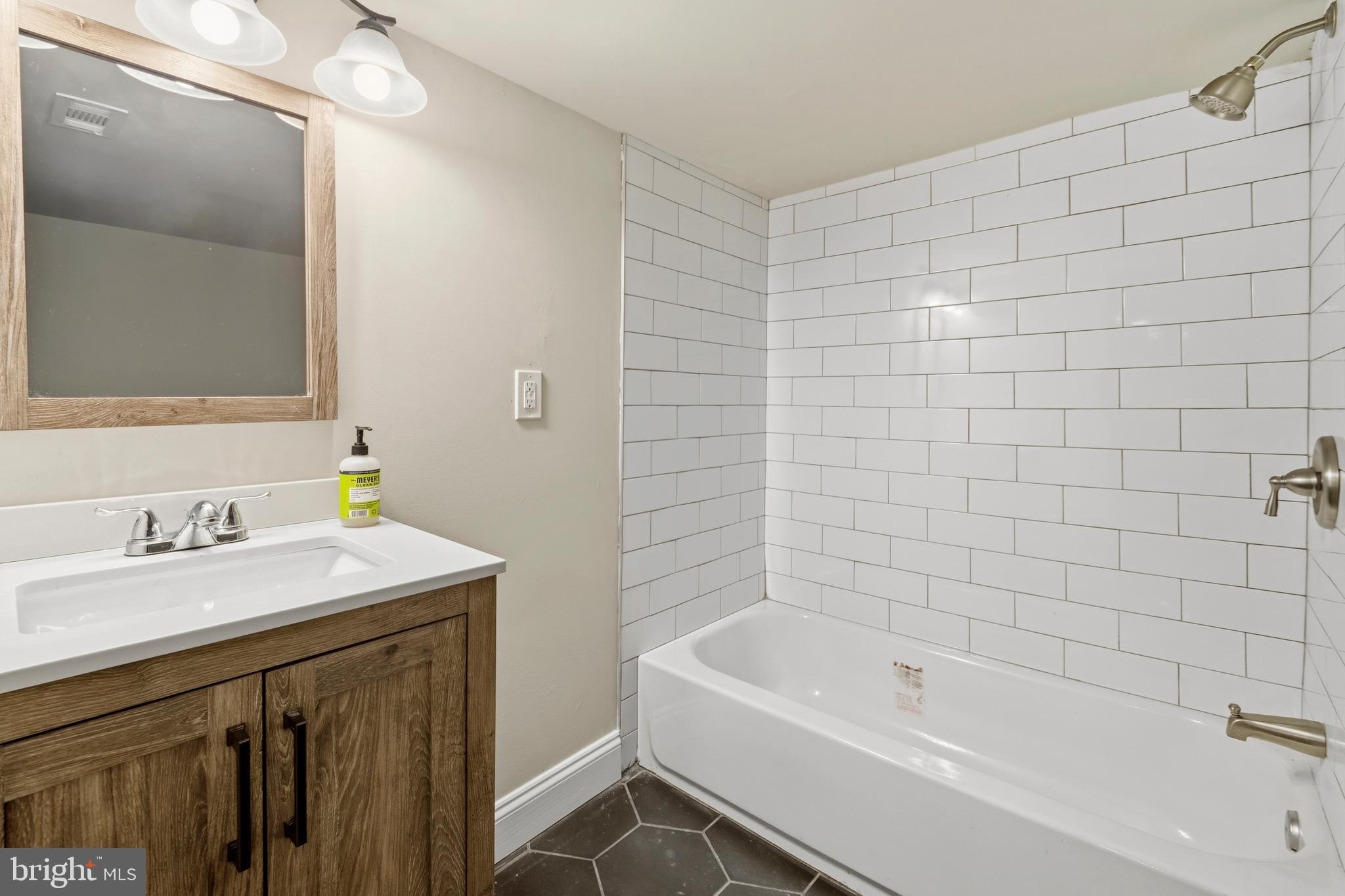 815 Brooks Lane Baltimore, MD 21217 - Photo 35 of 47 Basement Full Bathroom