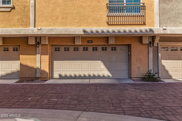 $2,400 | 240 West Juniper Avenue, Gilbert, AZ 85233