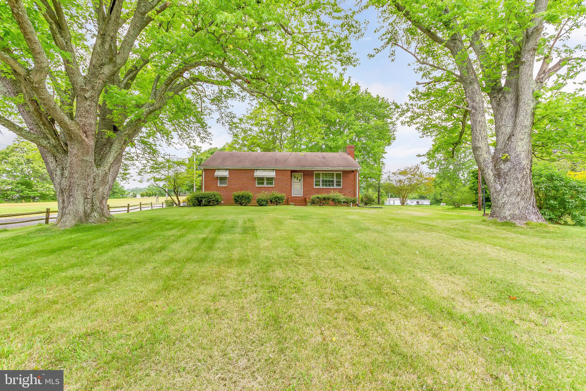 Mature setting    cute home w/ circular driveway
