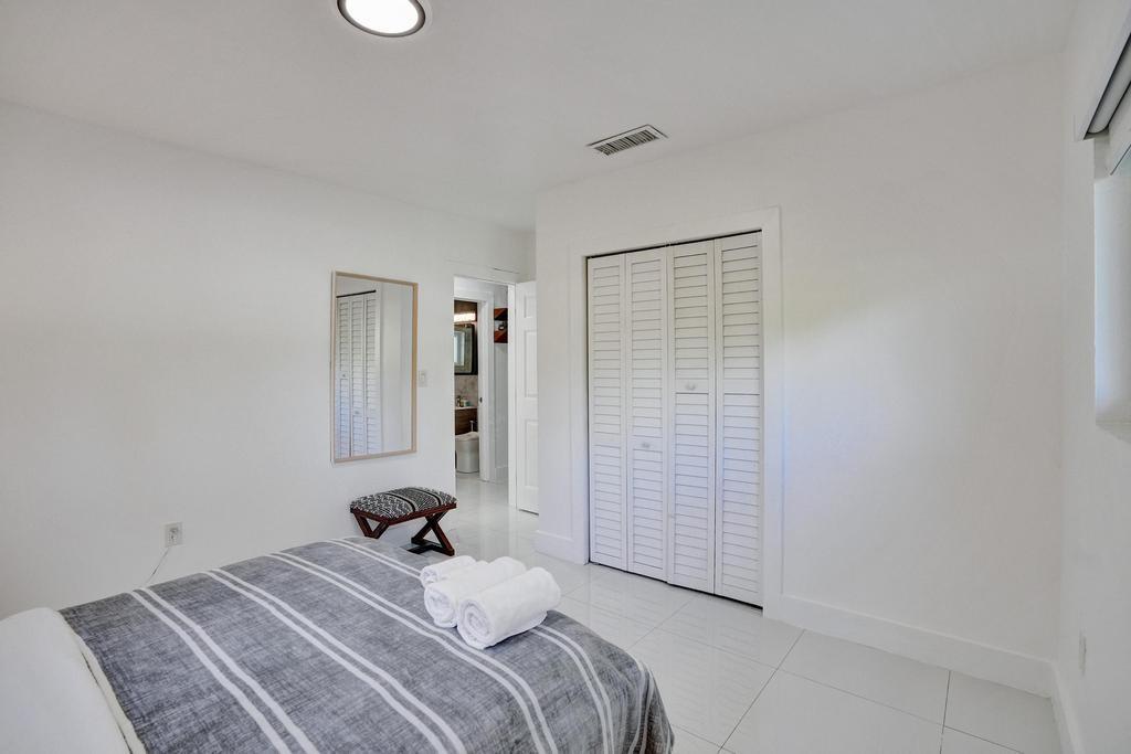 1050 Northeast 150th Street Miami, FL 33161 - Photo 34 of 50 a bedroom that has a bed and a desk in it